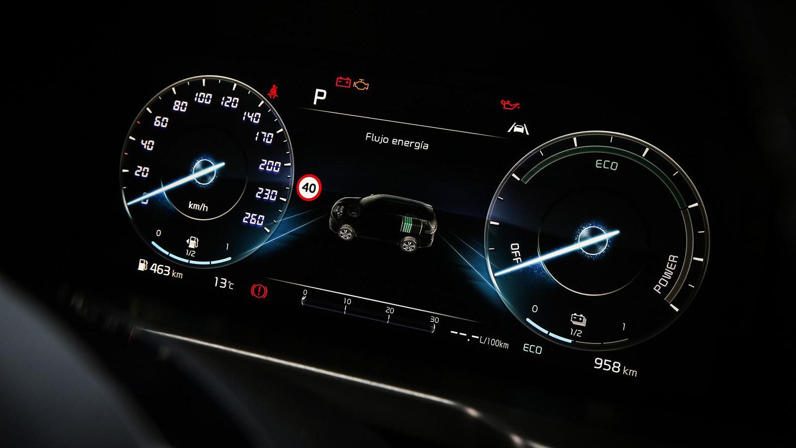 Mucha información, pero aparece de forma atractiva. Cuando se activa la asistencia de ángulo muerto, según sea la cámara que trabaje la de la derecha o la izquierda, la imagen de ésta aparece en dial del lado correspondiente.