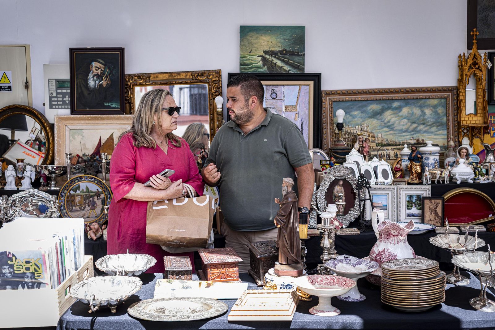 Imágenes del curioso mercadillo de antigüedades en el convento de Santo Domingo en Cádiz