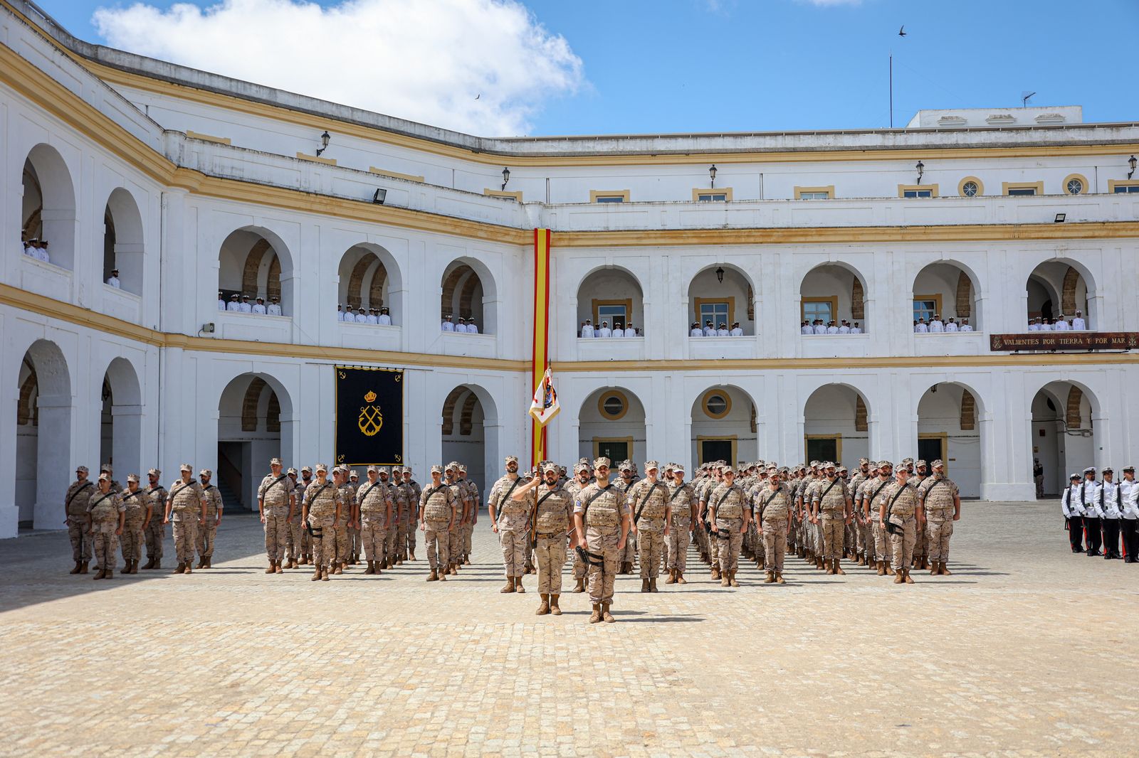 Recibimiento en San Fernando a la fuerza expedicionaria de la Infantería de Marina de regreso de Malí.
