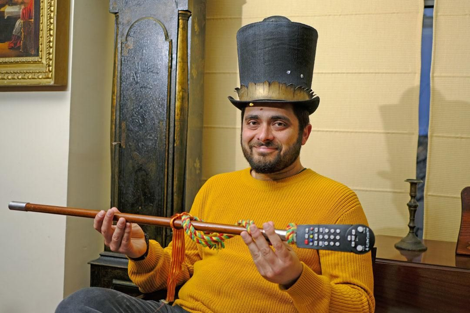 El carnavalero Javier García, en la hemeroteca de 'Diario de Cádiz'.