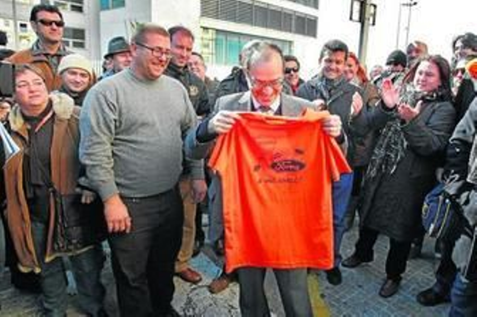 El delegado, con la camiseta que le entregaron ayer los trabajadores de Cádiz Electrónica.