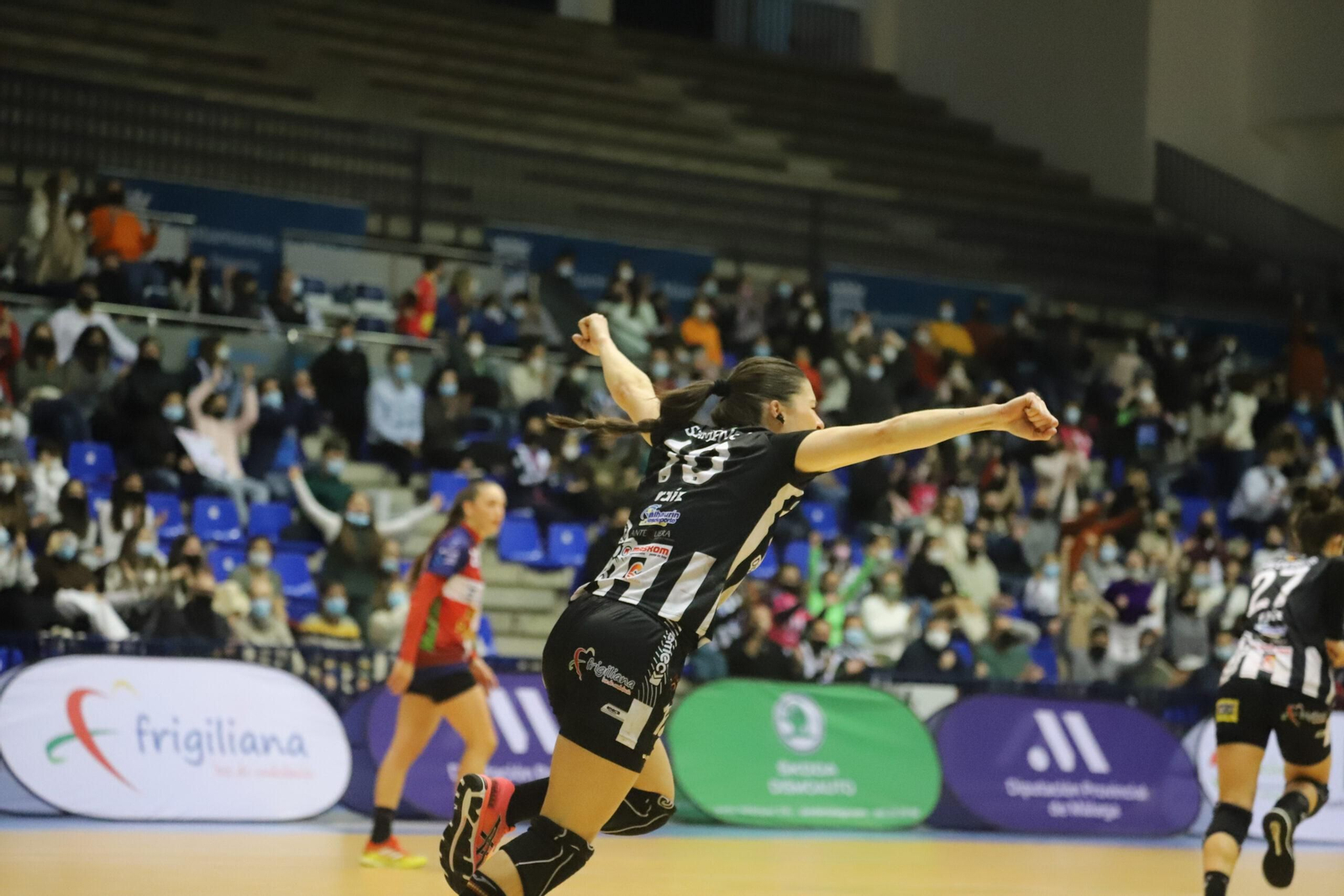 Sole López celebra uno de sus goles.