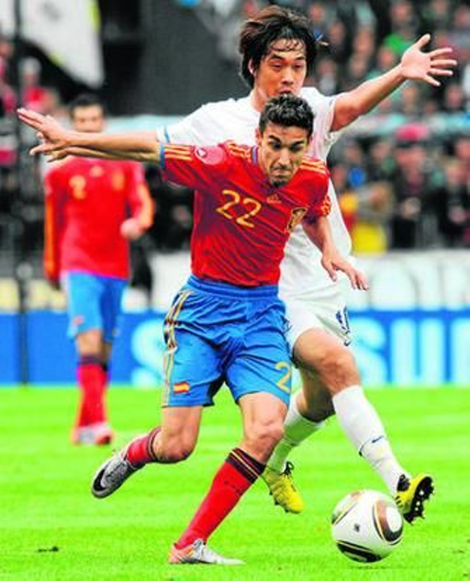 Jesús Navas conduce el balón perseguido por Park Chu Young.