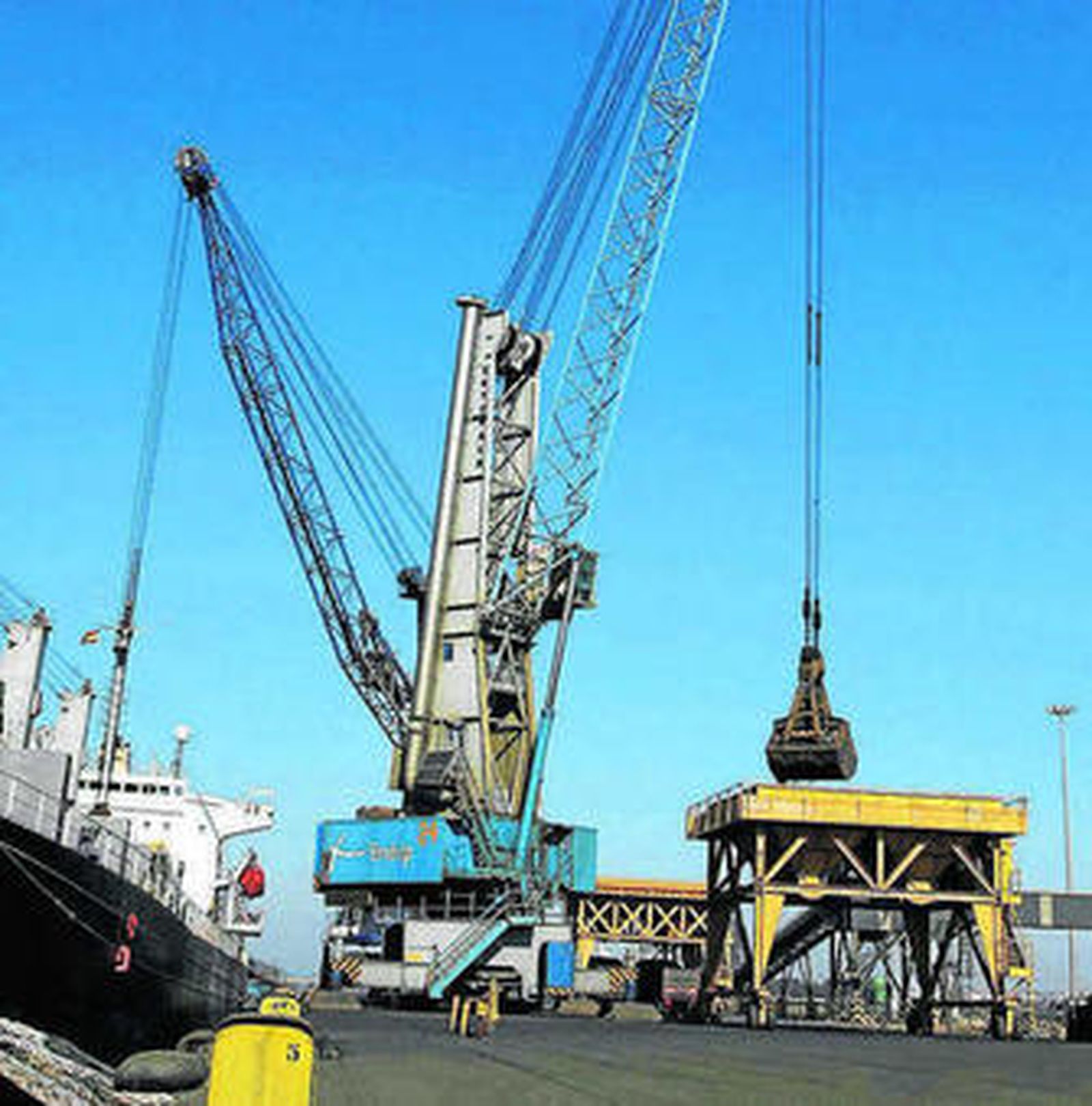 Descarga de mercancías en el Puerto de Huelva.