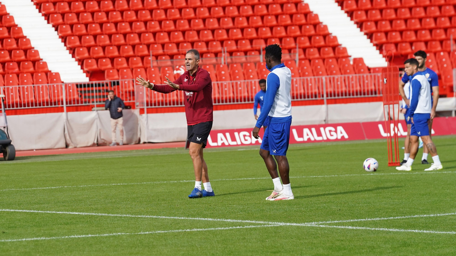 Gaizka Garitano dando instrucciones a Baba en un entrenamiento