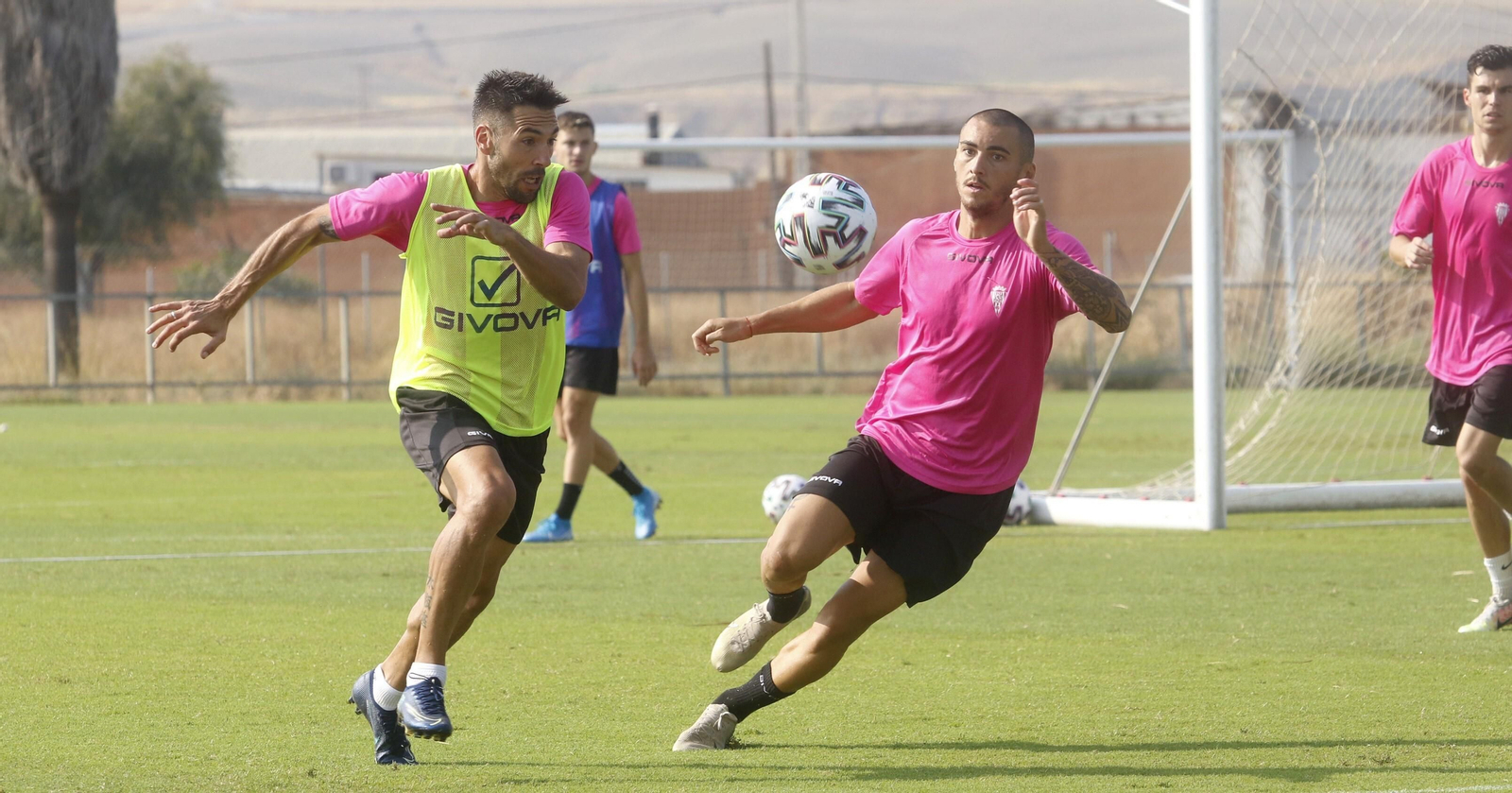 Carlos Valverde supera a Moutinho, en un entrenamiento del Córdoba CF.