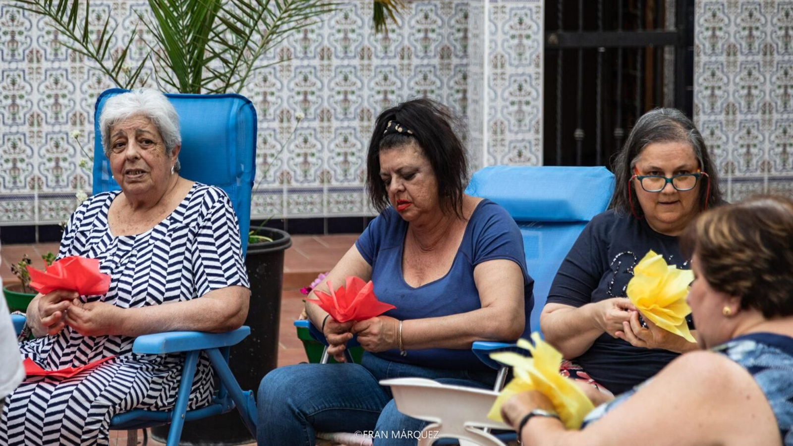 Mujeres del barrio de Ciudad Jardín elaboran flores de papel para las Cruces de Mayo