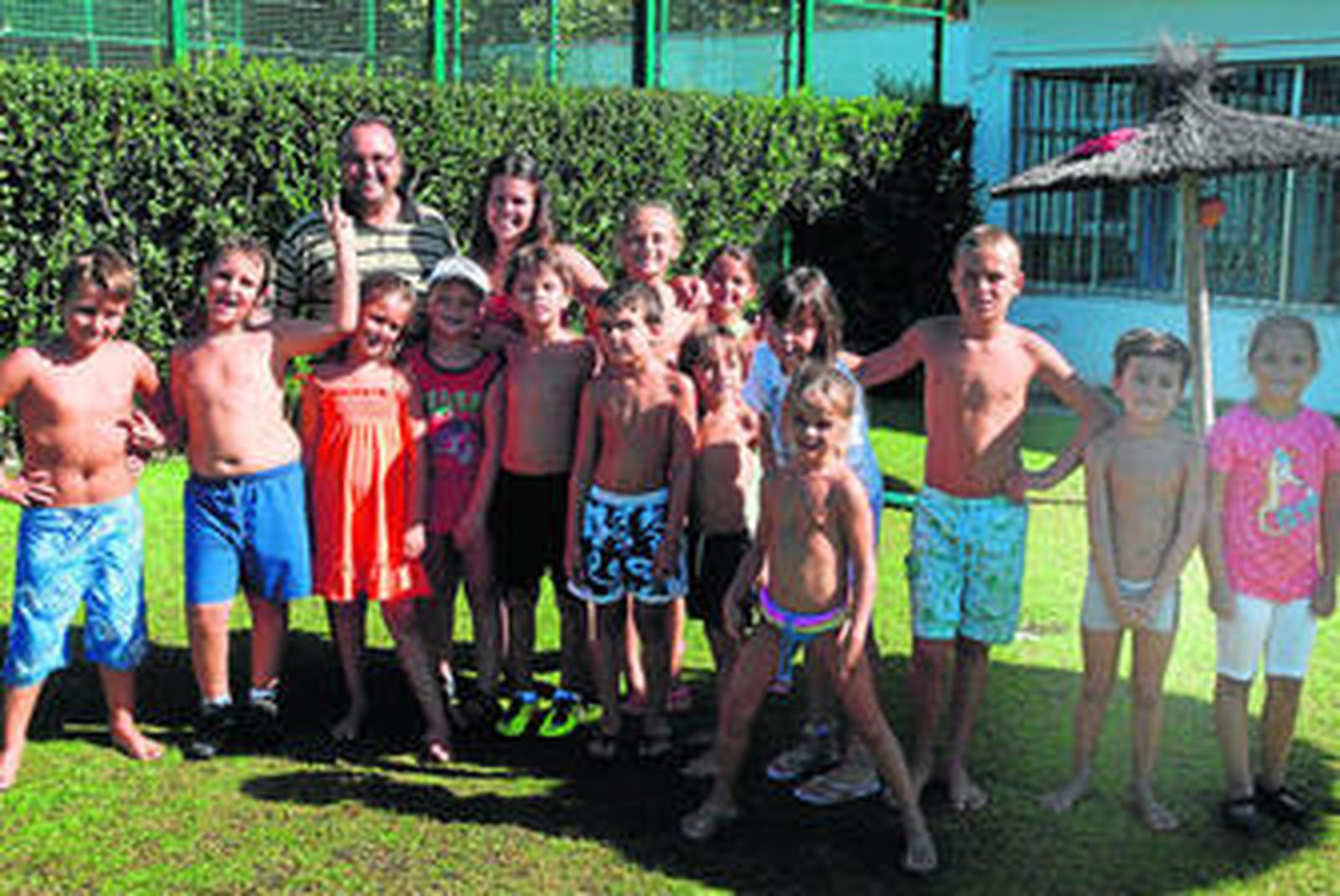 Participantes en el campamento del Club Náutico, junto a dos de sus monitores.