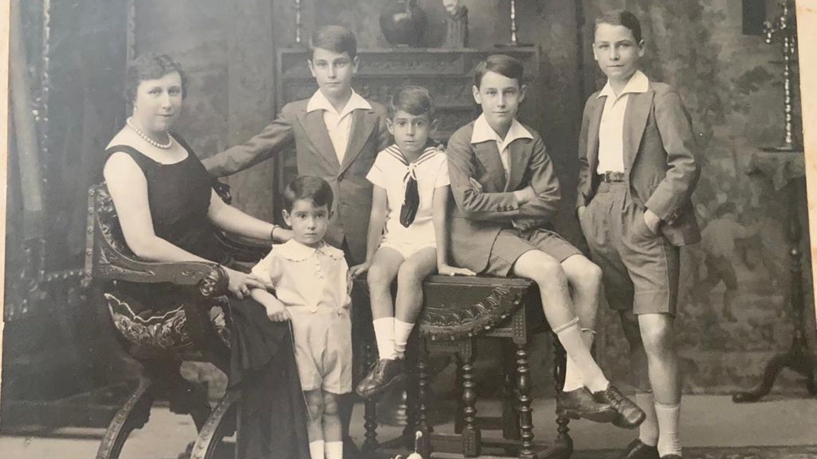 Teresa Abarzuza con sus hijos varones Luis, Antonio, Agustín, Fernando y Tomás Lacave Abarzuza.