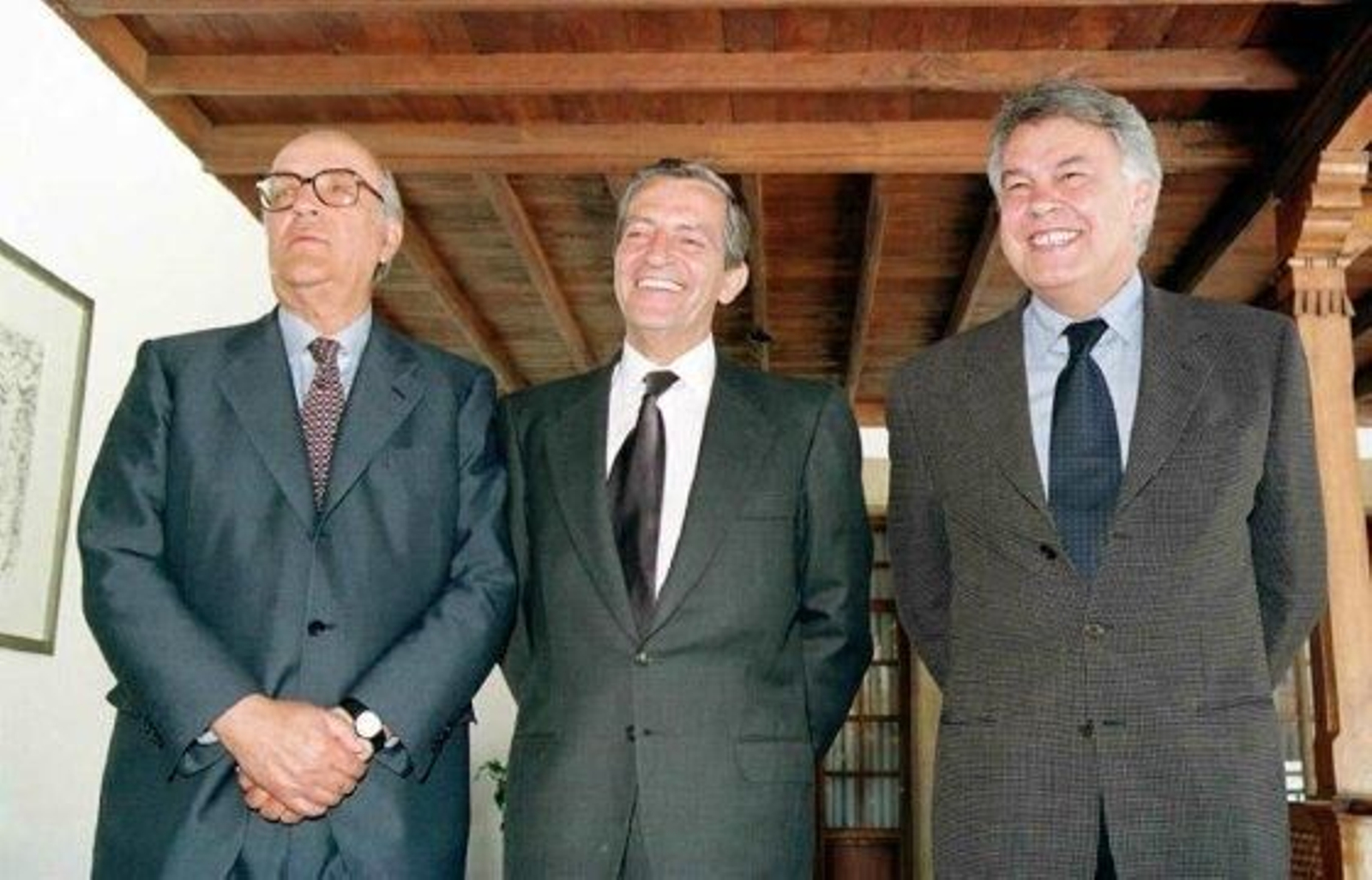 Los ex presidentes Felipe González, Adolfo Suárez y Leopoldo Calvo Sotelo.

Foto: EFE