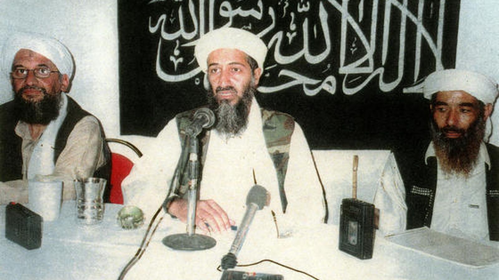Osama Bin Laden, en el centro.