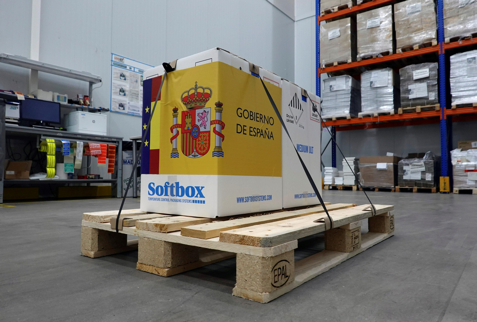 Las primeras dosis de la vacuna frente al COVID-19 desarrollada por la compañía Pfizer, este sábado en el centro logístico de Guadalajara.