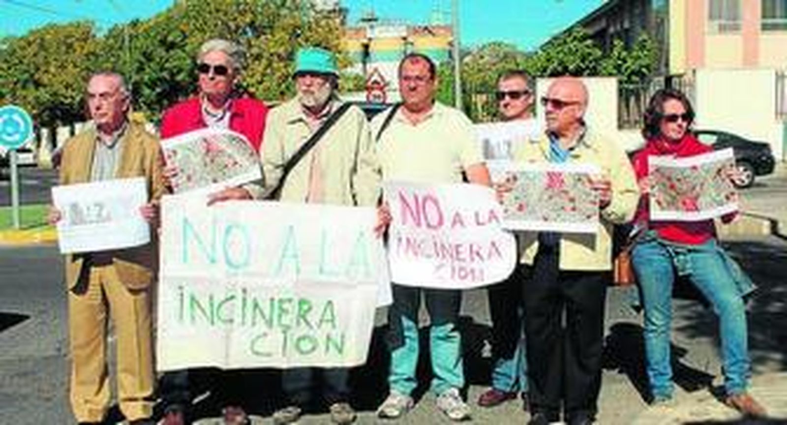 Miembros de la plataforma, en el colegio Concepción Arenal.