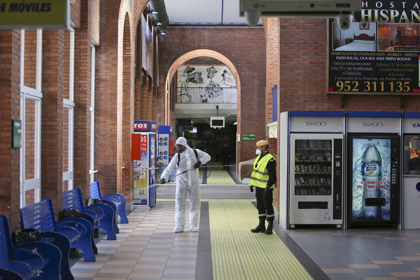 La UME desinfecta en Málaga la estación de autobuses y el puerto, en fotos