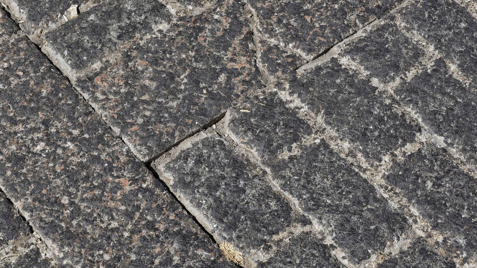 La cera acumulada en las calles del centro de Sevilla.