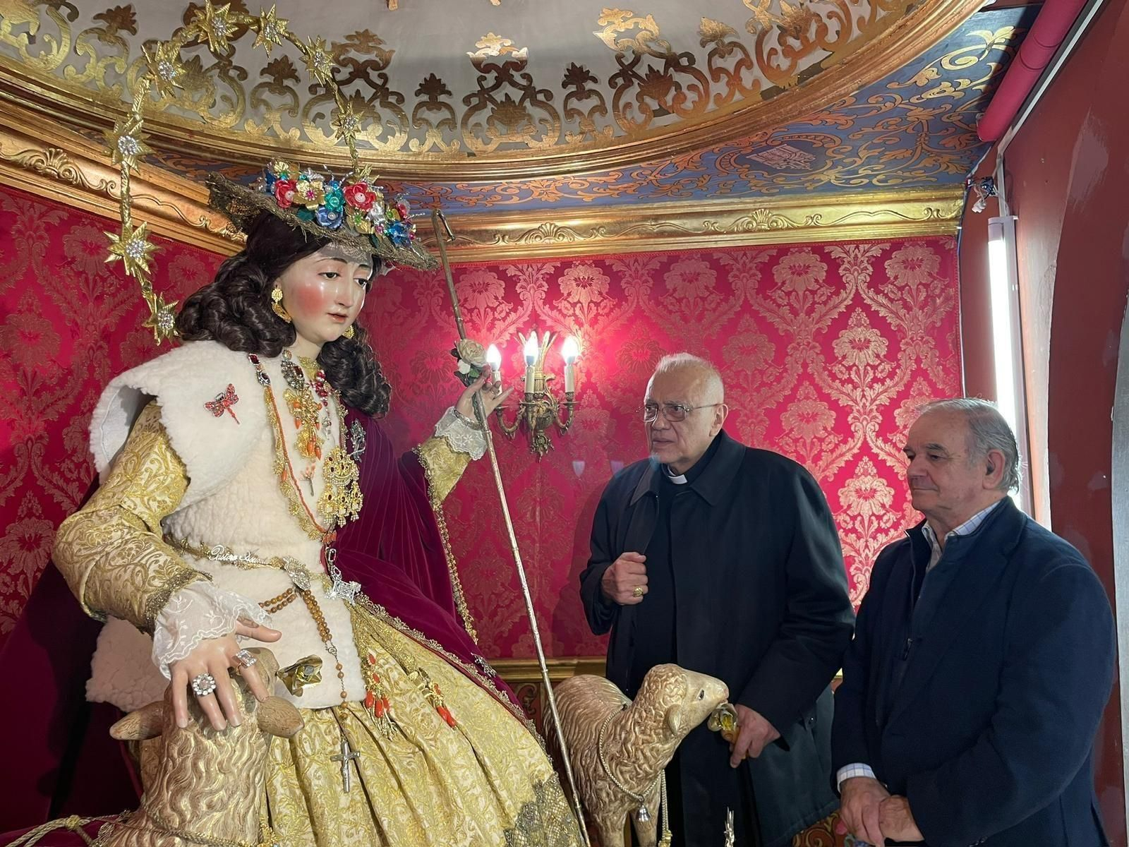 El arzobispo ante la Pastora de Santa Marina el pasado mes de octubre