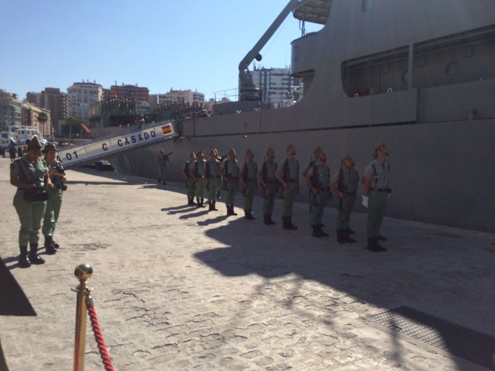 Málaga se vuelca con el desembarco de la Legión y el traslado del Cristo de la Buena Muerte