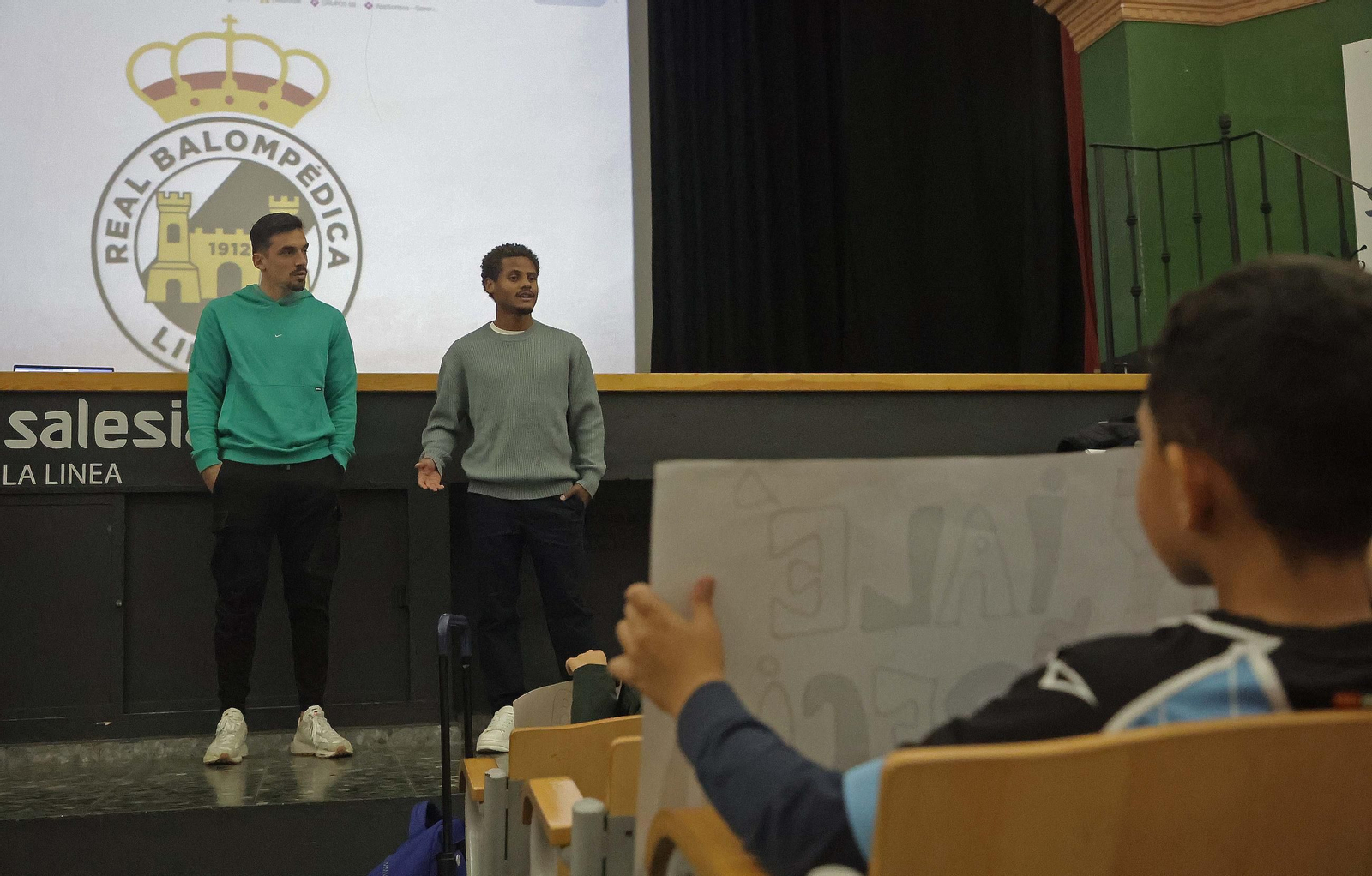Las fotos de la visita de los jugadores de la Balona al colegio Salesianos de La Línea