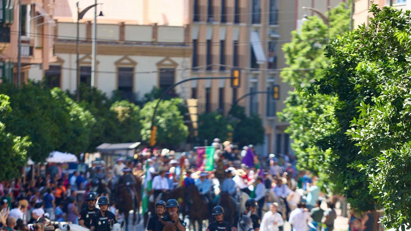 La salida de la Romería de la Feria de Málaga, rumbo al Santuario de la Victoria, en fotos