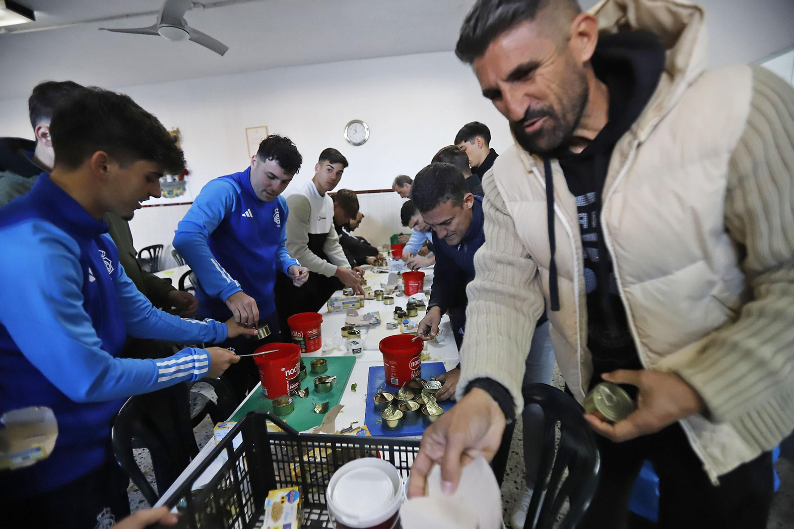Imágenes del voluntariado de la plantilla del Recre en el comedor social Virgen de la Cinta.