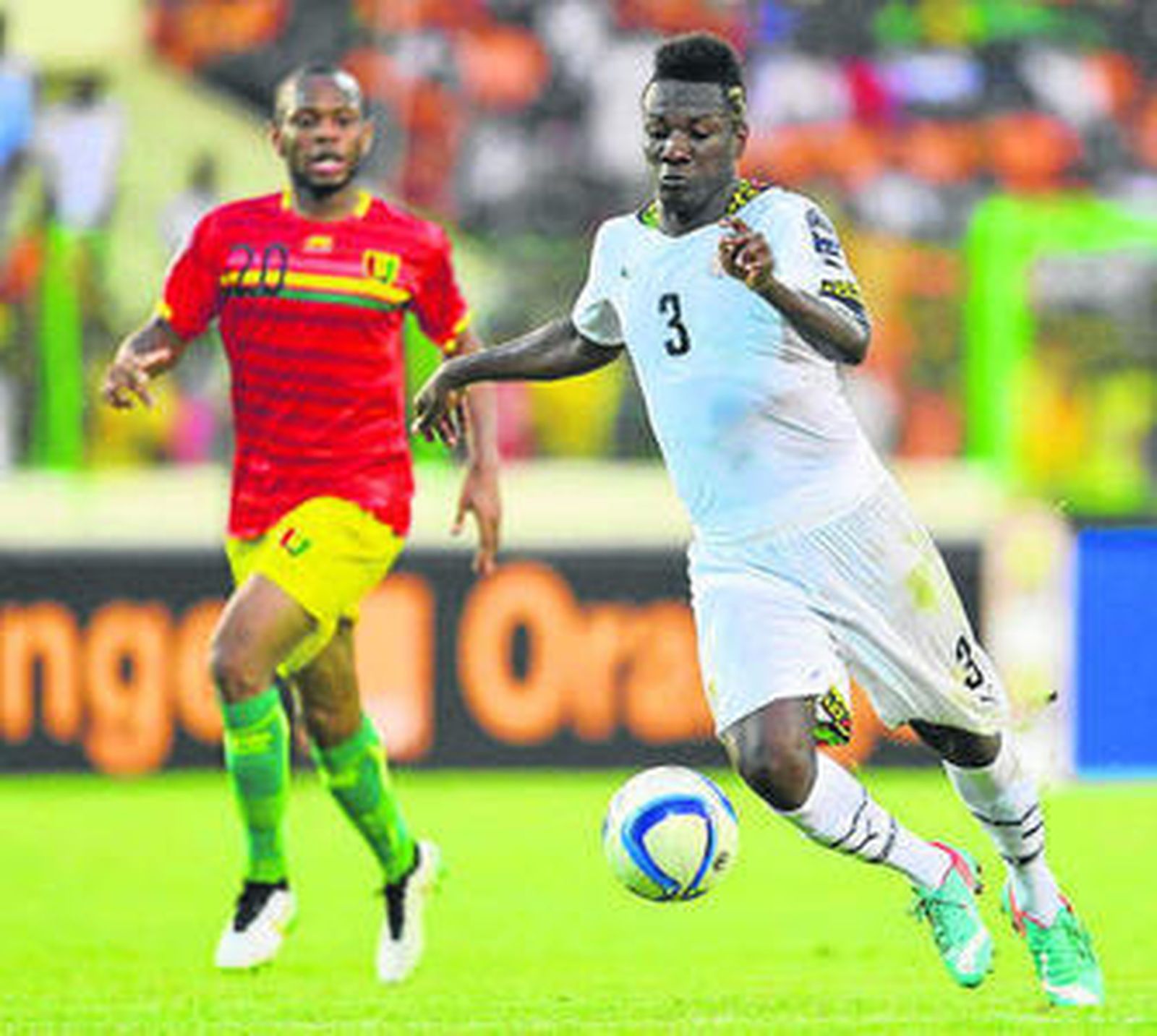 Asamoah Gyan conduce el balón con elegancia.