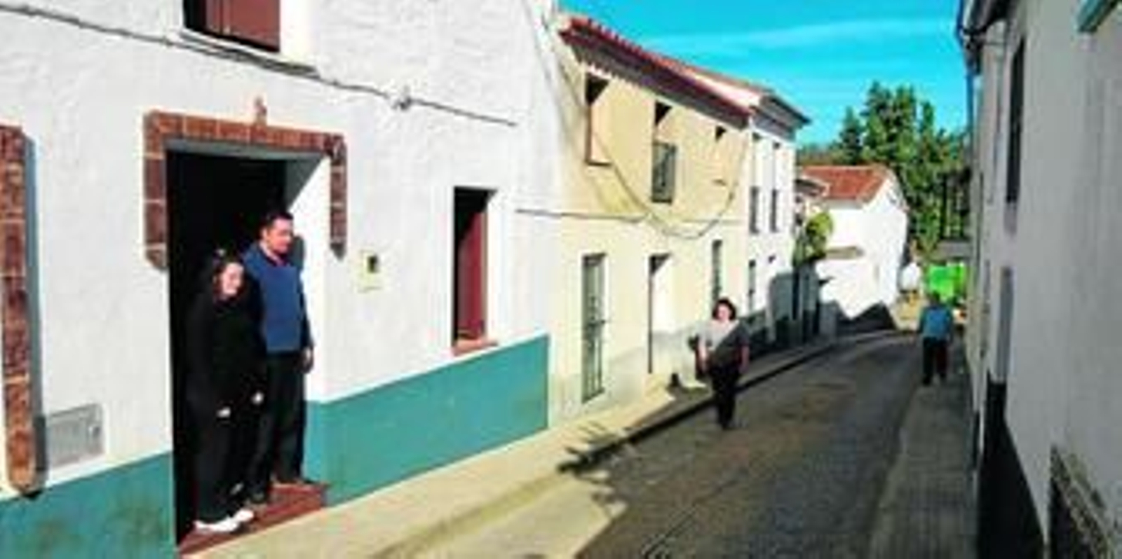 José Antonio Bermúdez y Juana María Gómez, en la puerta de su casa.