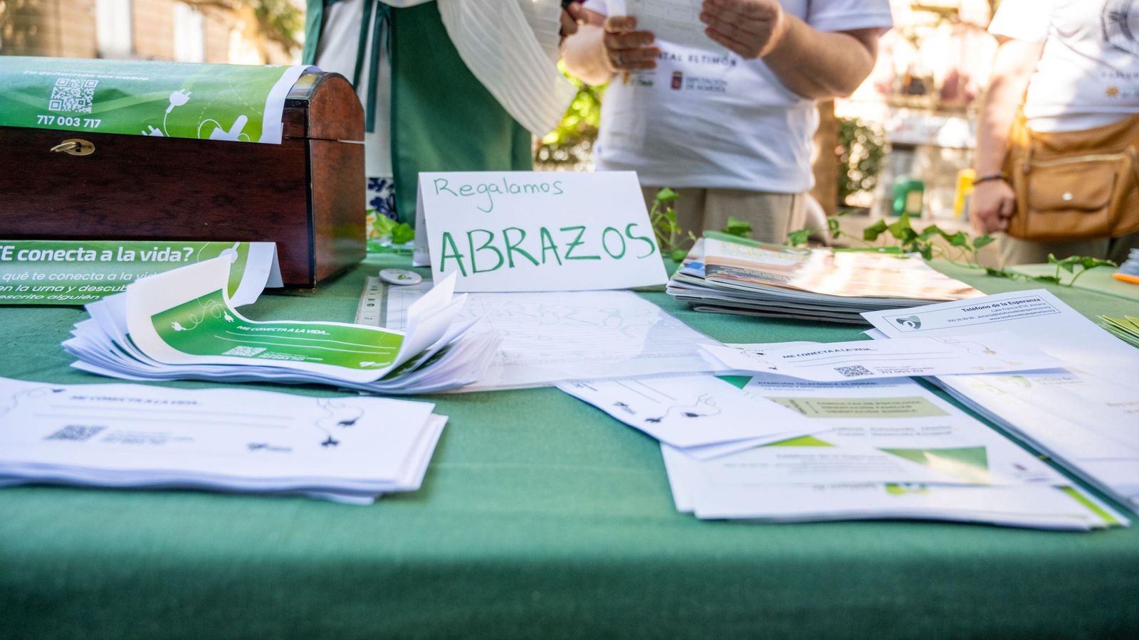 Imagen de una mesa informativa sobre la prevención del suicidio