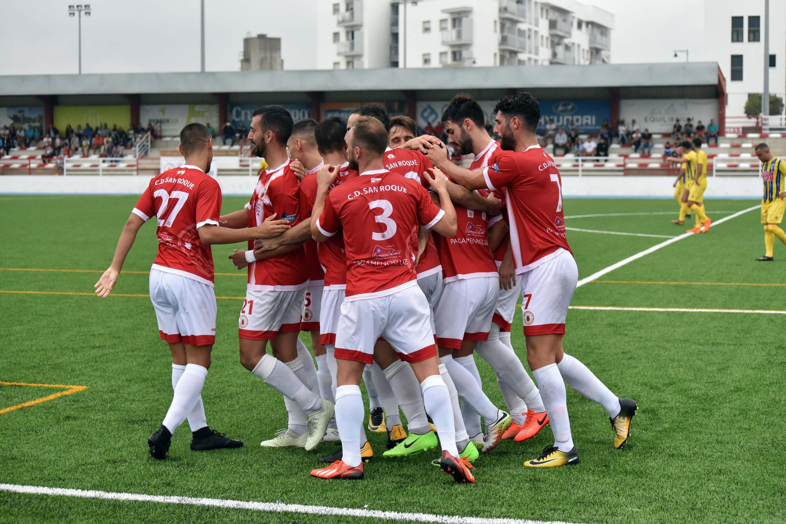 Los jugadores del San Roque celebran un gol