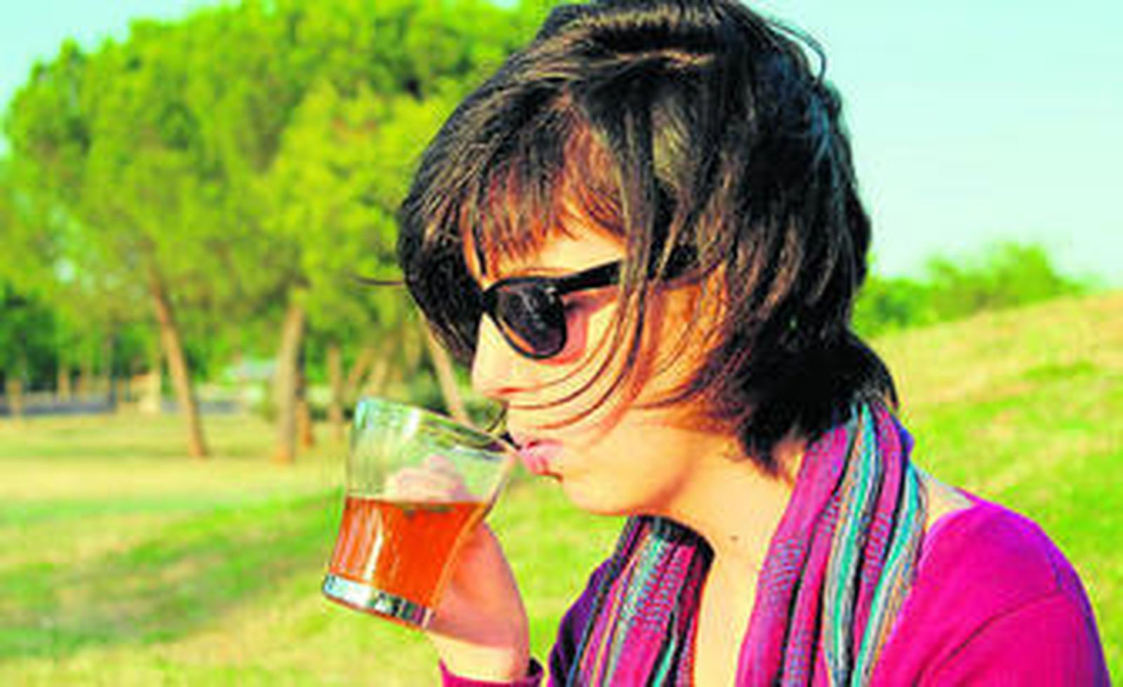 Águeda, ya tras su operación, toma una limonada en el Parque del Alamillo.