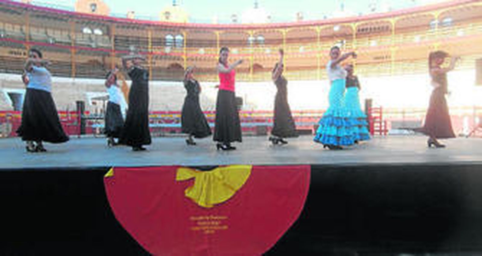 Uno de los grupos durante el ensayo general que tuvo lugar ayer en la plaza.