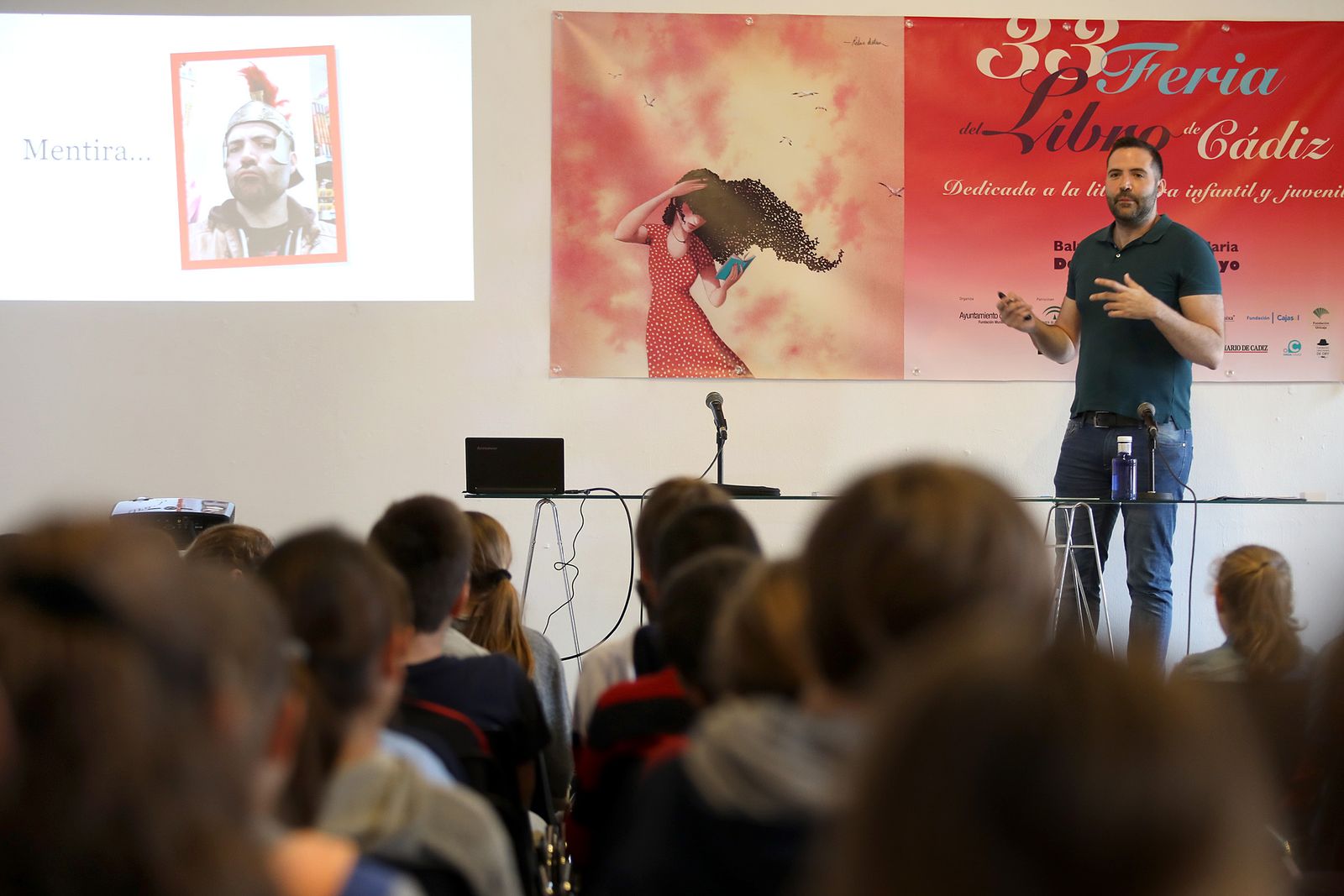 Pedro Mañas ante los alumnos de 5º de San Felipe Neri.
