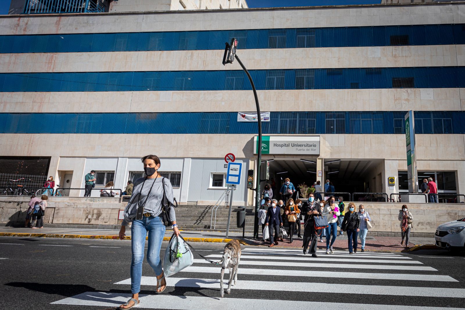 Parte de la fachada y acceso principal del Hospital Puerta del Mar.