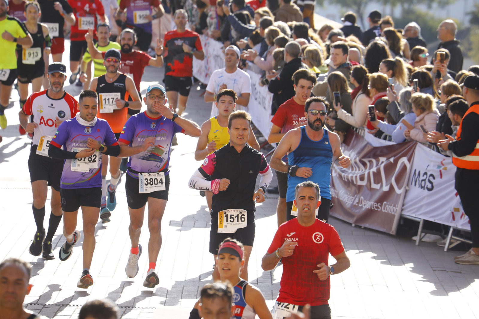 La gloria de cruzar la Puerta del Puente: imágenes de la meta de la 36 Media Maratón de Córdoba