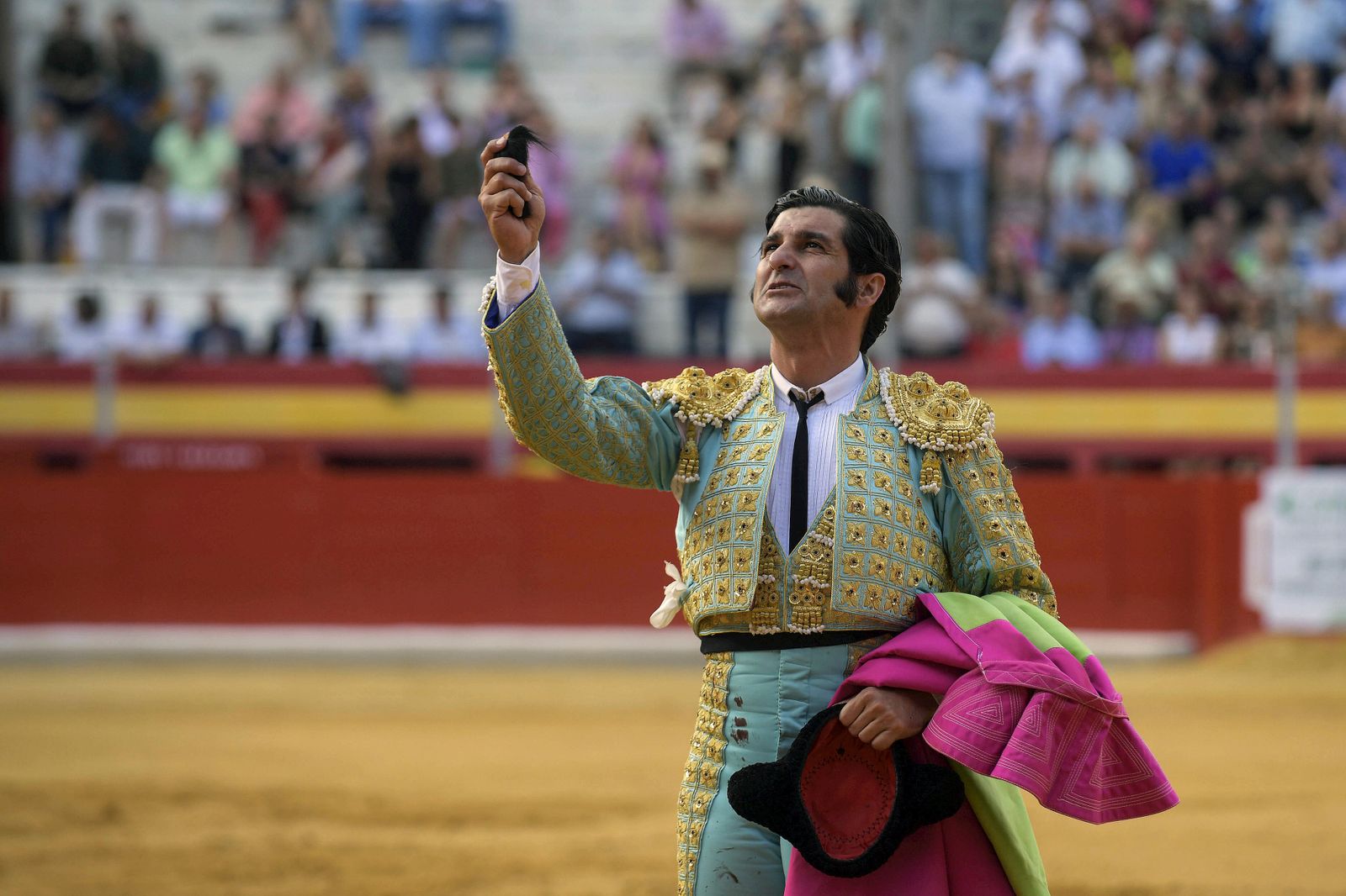 El diestro Morante  de la Puebla tras cortar una oreja durante el festejo taurino del Corpus de Granada.