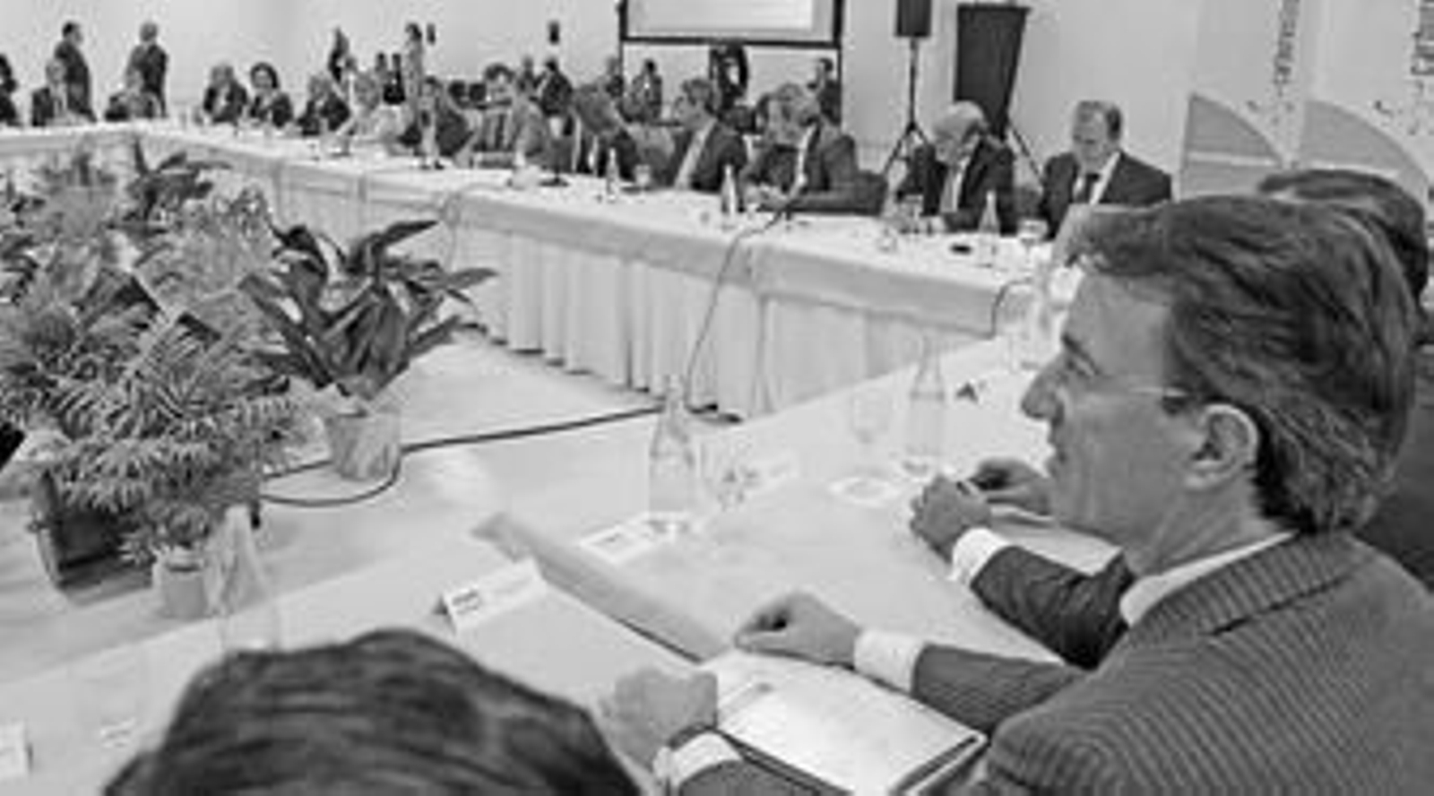 Mauricio González-Gordon, en primer plano, junto al resto de empresarios. Al fondo, Don Felipe.