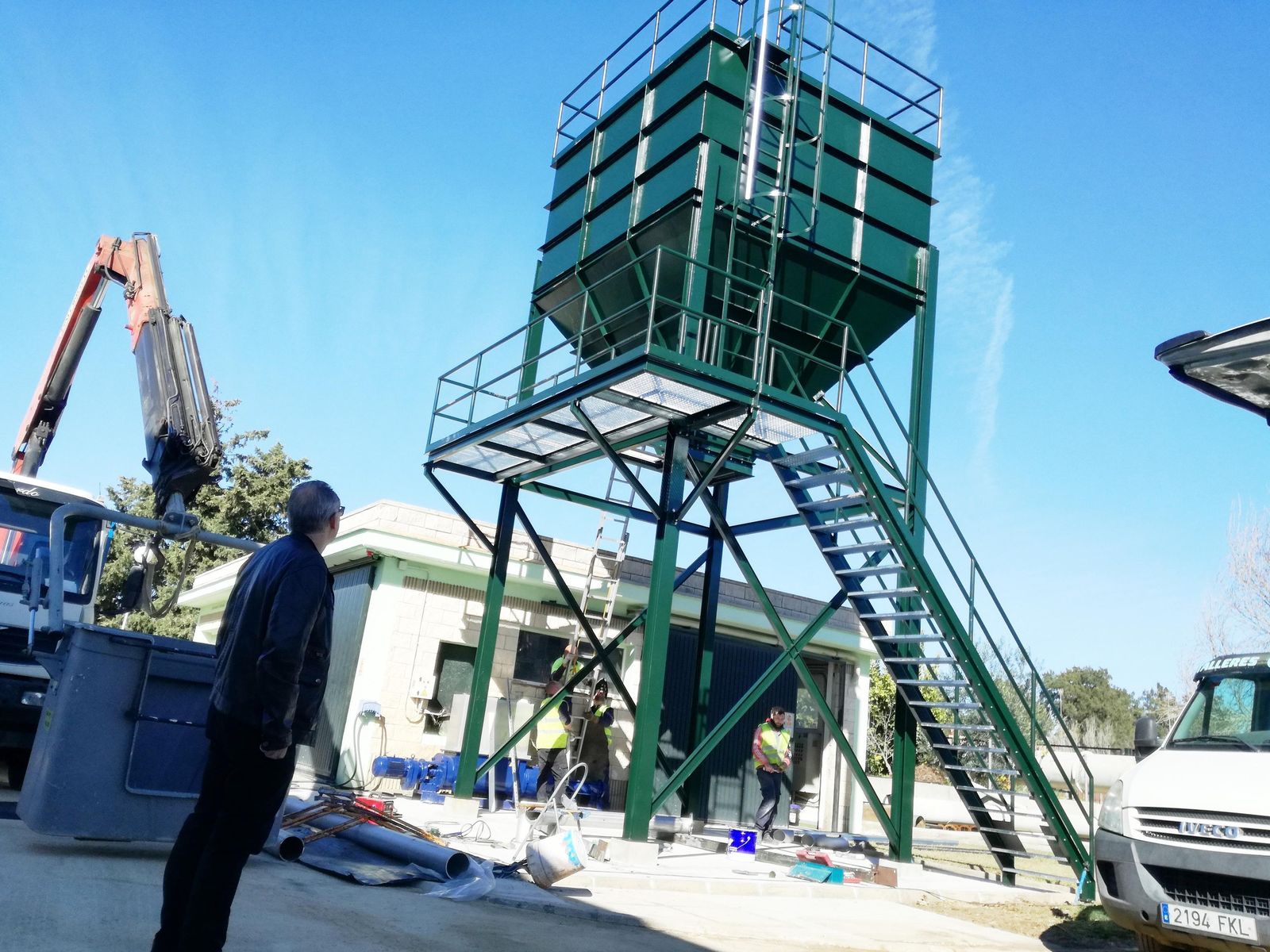 El delegado de Medio Ambiente, Joaquín Páez, ante la nueva instalación que se termina de montar en estos días.