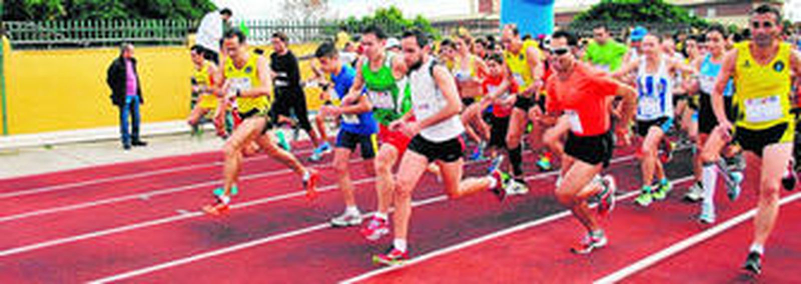 Momento de la salida, donde los atletas intentan ganar posiciones.