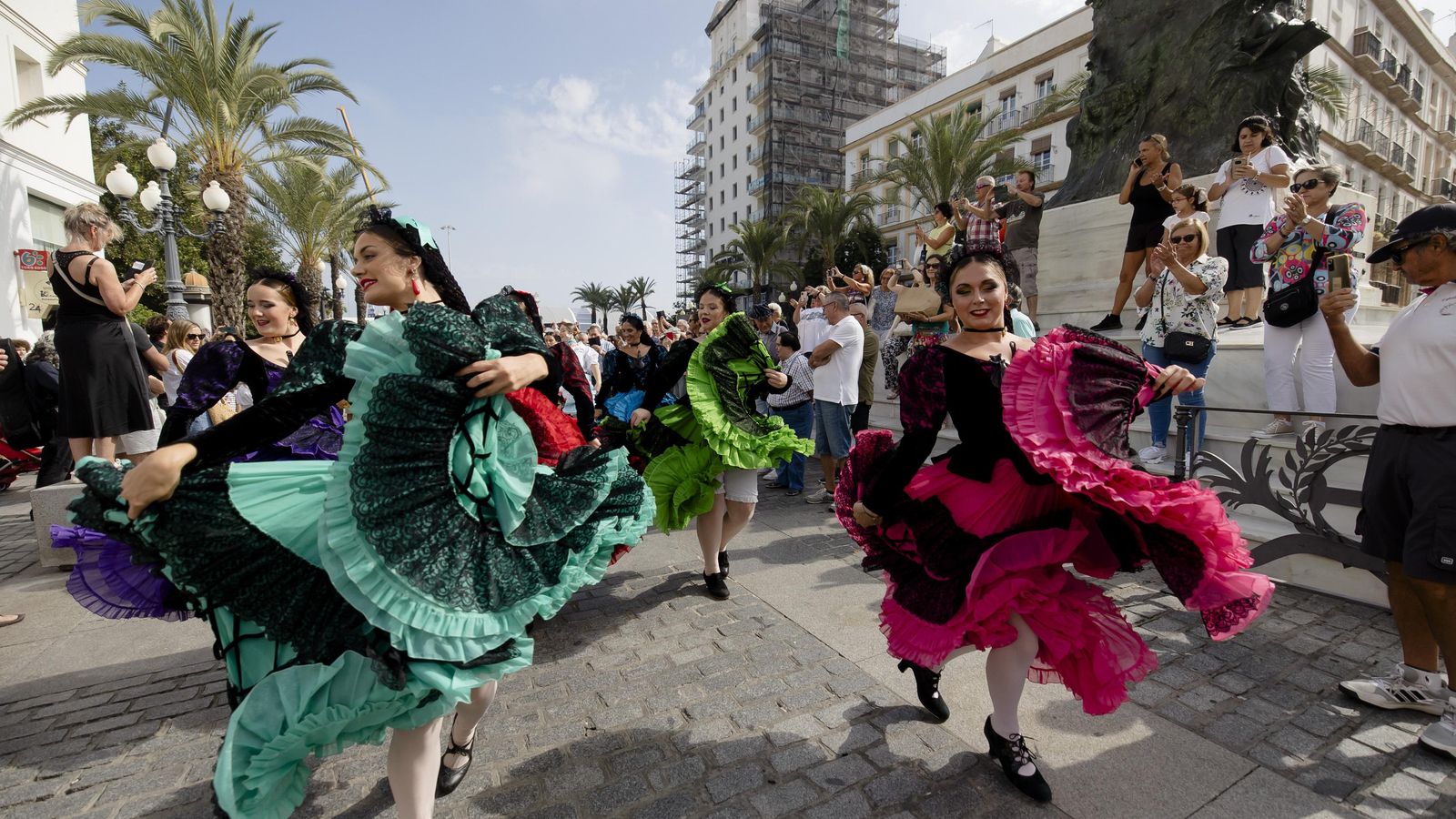 Bailaoras del grupo Adolfo de Castro en el pasacalles folklórico.