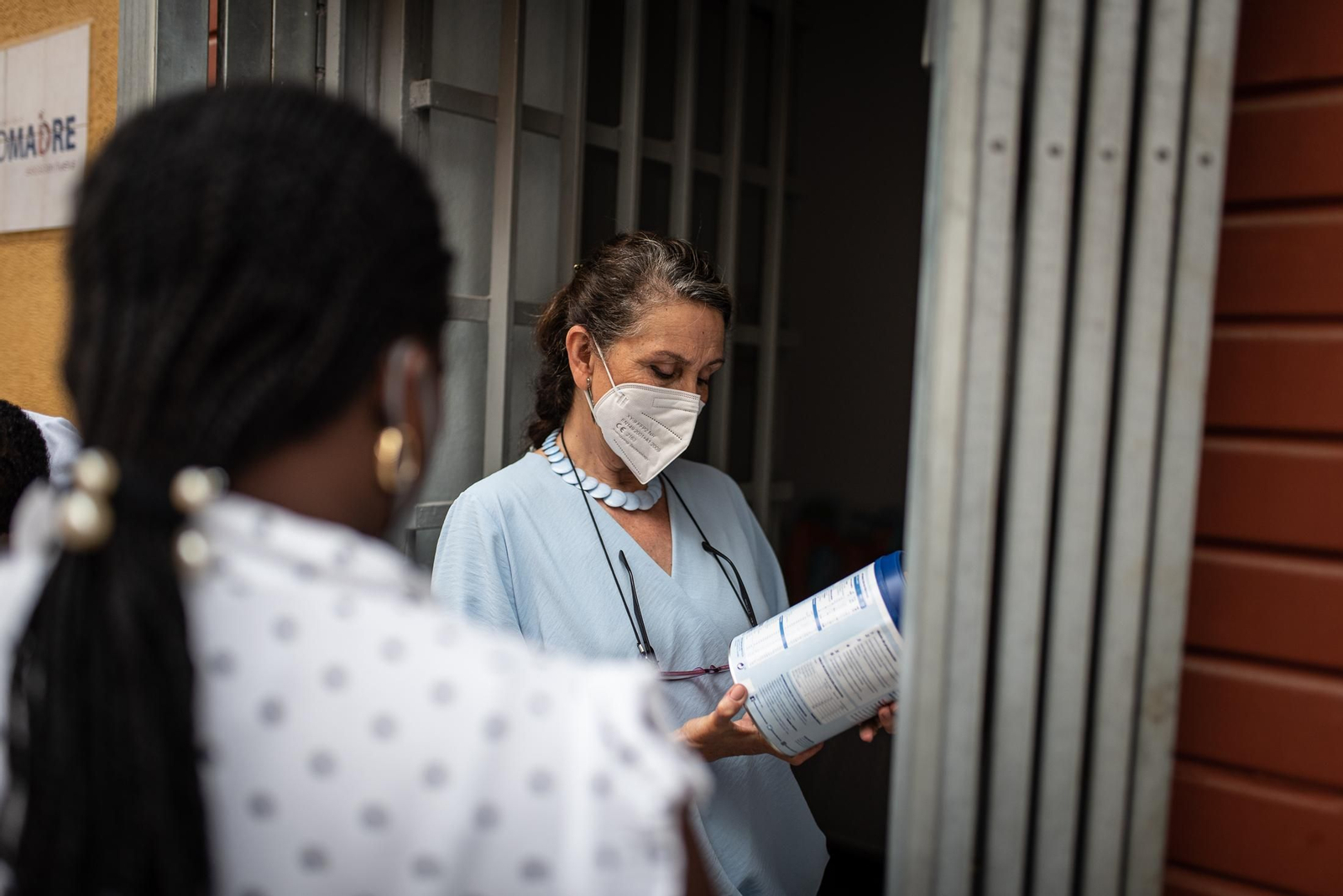 La presidenta haciendo entregas a las madres