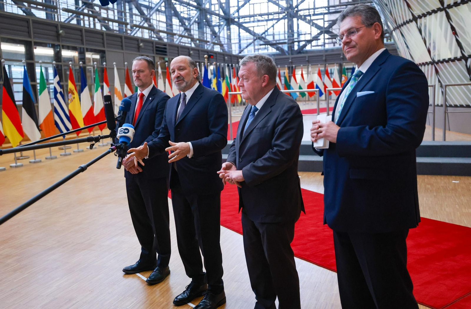 El representante comercial de Estados Unidos, Jamieson Greer; el secretario de Comercio de Estados Unidos, Howard Lutnick; el ministro de Asuntos Exteriores de Dinamarca, Lars Lokke Rasmussen, y el comisario europeo de Comercio, Maros Sefcovic.