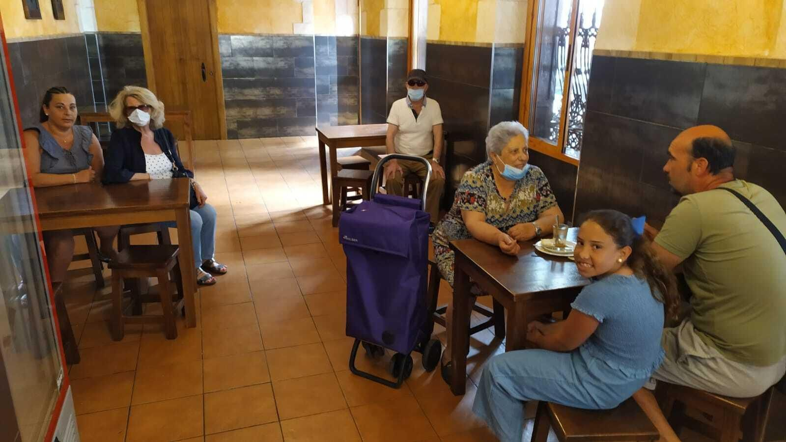 Clientes en el interior de una cafetería de La Línea, este lunes.