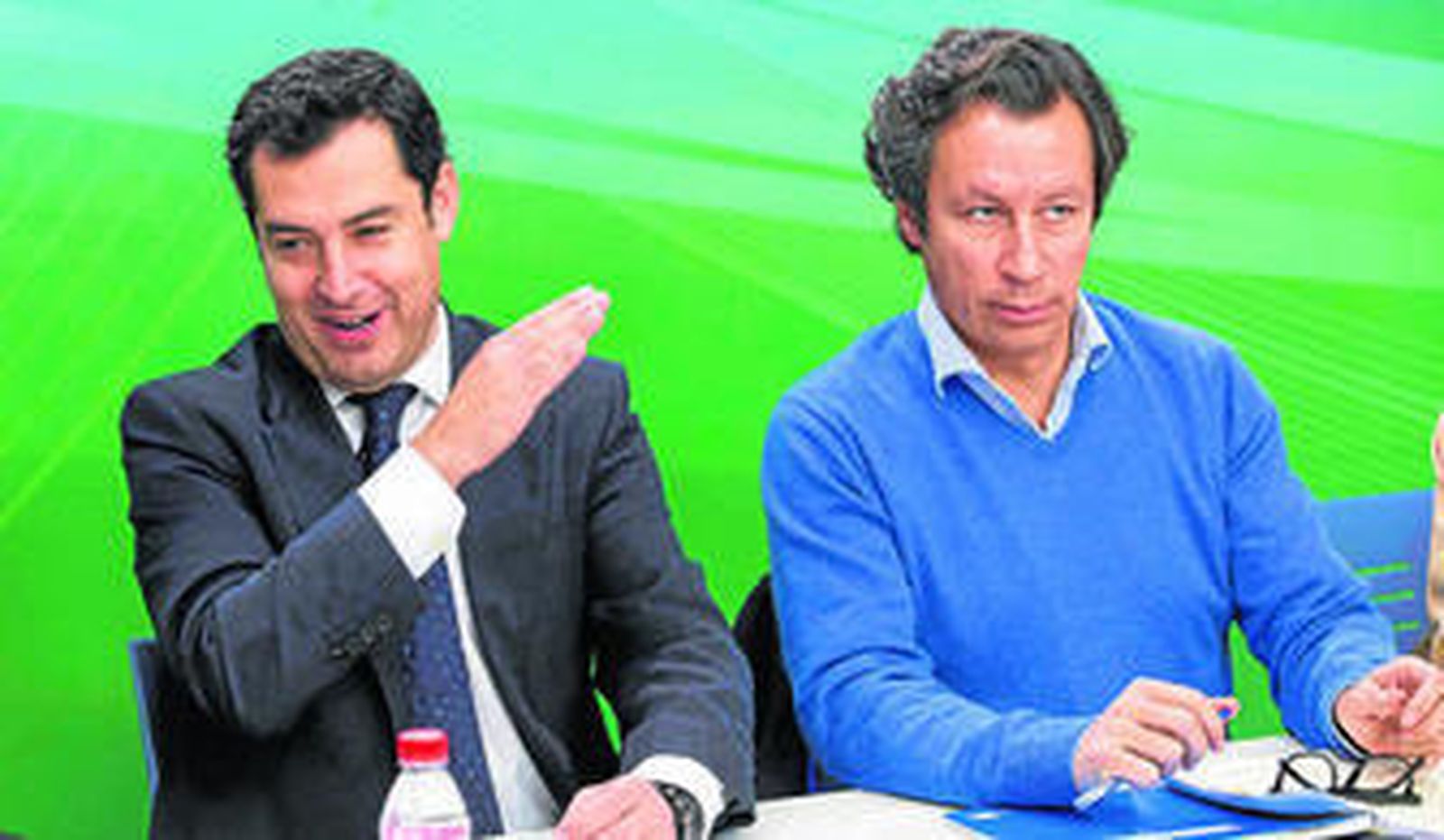 Juan Manuel Moreno y Carlos Floriano, en la reunión que mantuvieron ayer con secretarios provinciales del PP andaluz.