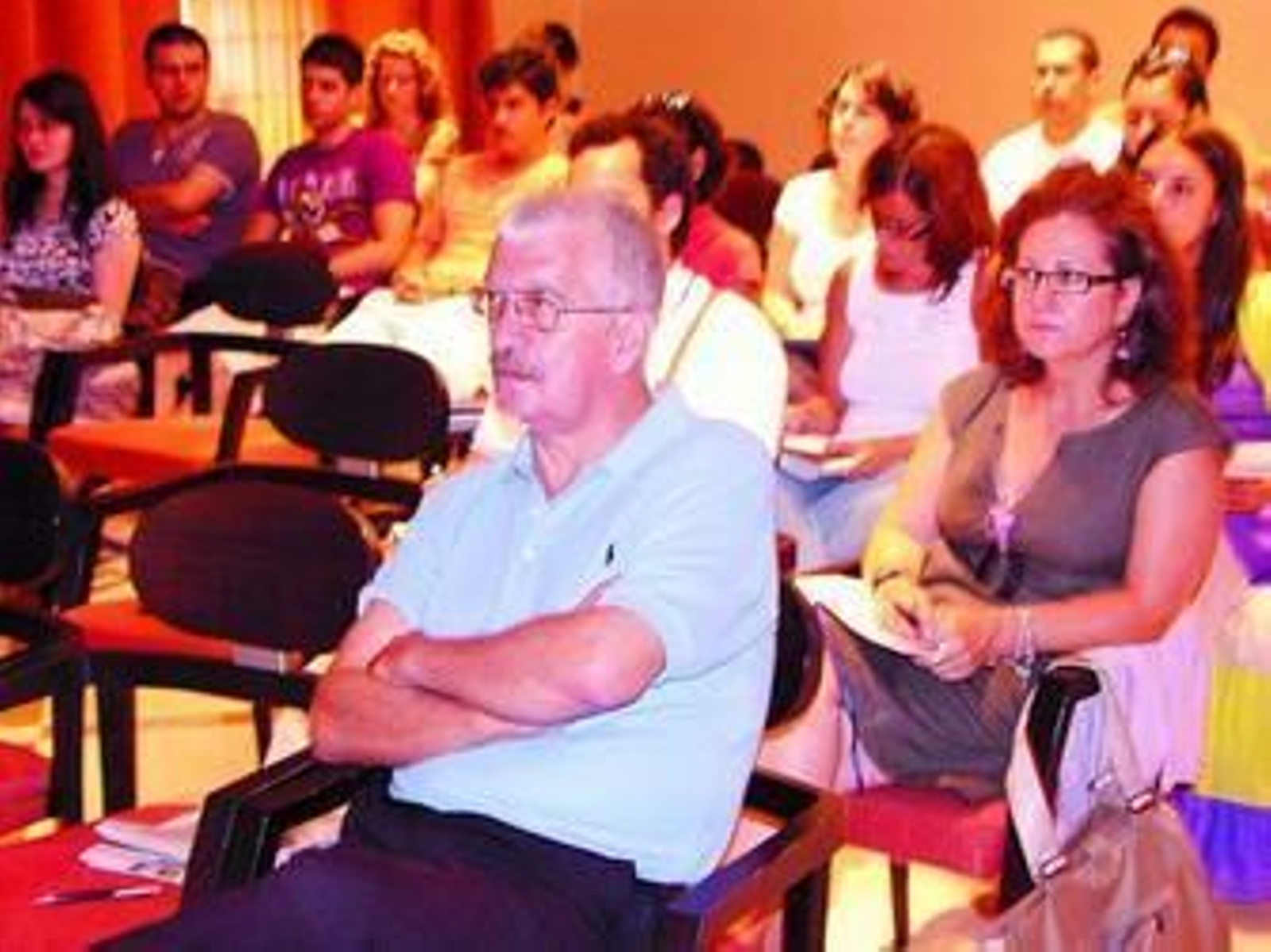 Hermenildo Castro atiende a una de las ponencias desarrolladas ayer en Vícar.