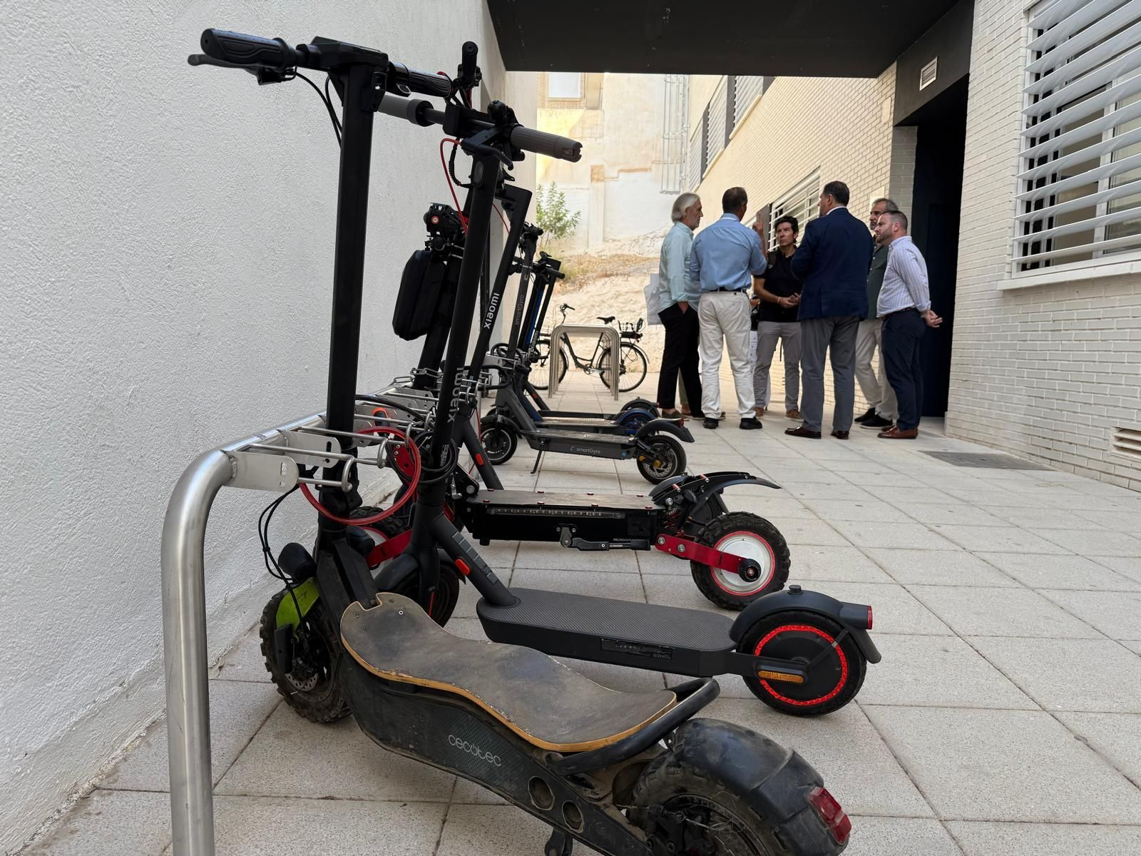 Nuevos aparcapatinetes instalados.