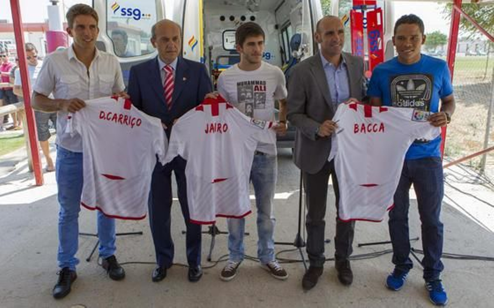 El defensa portugués, Daniel Carriço, el extremo cántabro, Jairo Sampeiro y el delantero colombiano, Carlos Bacca posan junto al director del club, Jose María del Nido y el director deportivo Monchi durante su presentación oficial como jugadores del Sevilla FC en la escuela deportiva Antonio Lapuerta. 

Foto: Julio Muñoz (Efe)