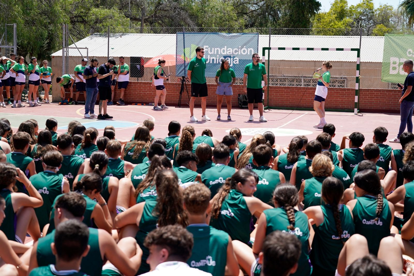 Visita al campus del Unicaja Jonathan Barreiro, Carmen Ruiz y Carlos Cabezas