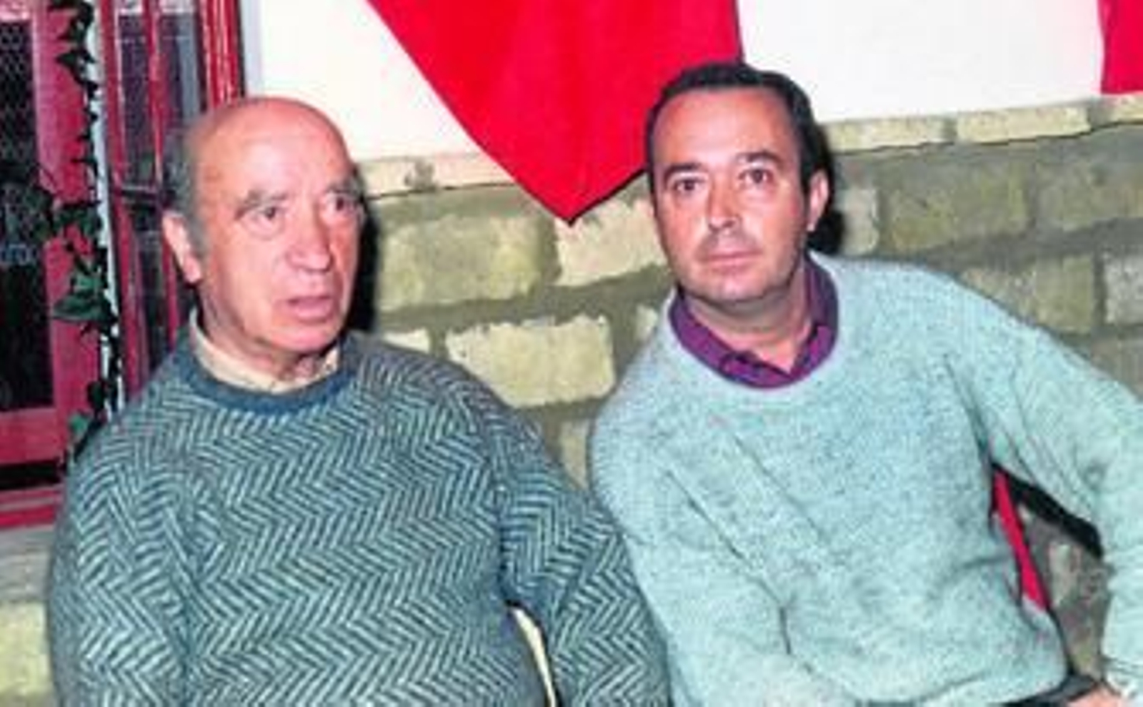 Pepe Rosado, días atrás, posa en su 'despacho de aficionados' rodeado de fotos taurinas en su casa de la calle Honsario.