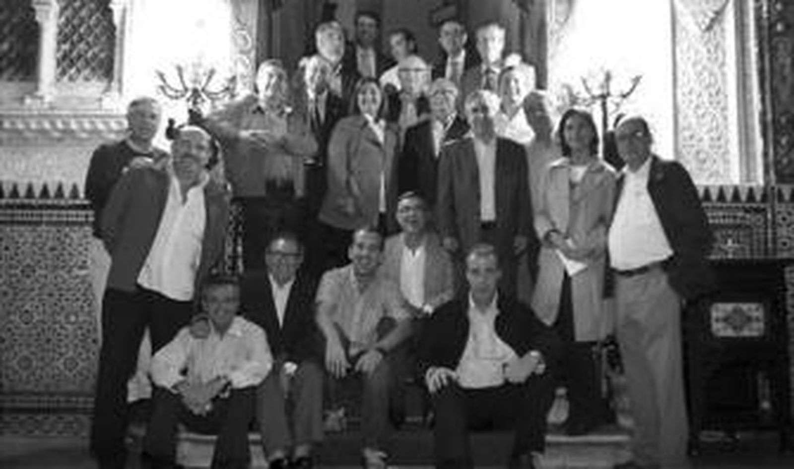 Miembros de la asociación con los nuevos reyes magos, la estrella y el cartero.