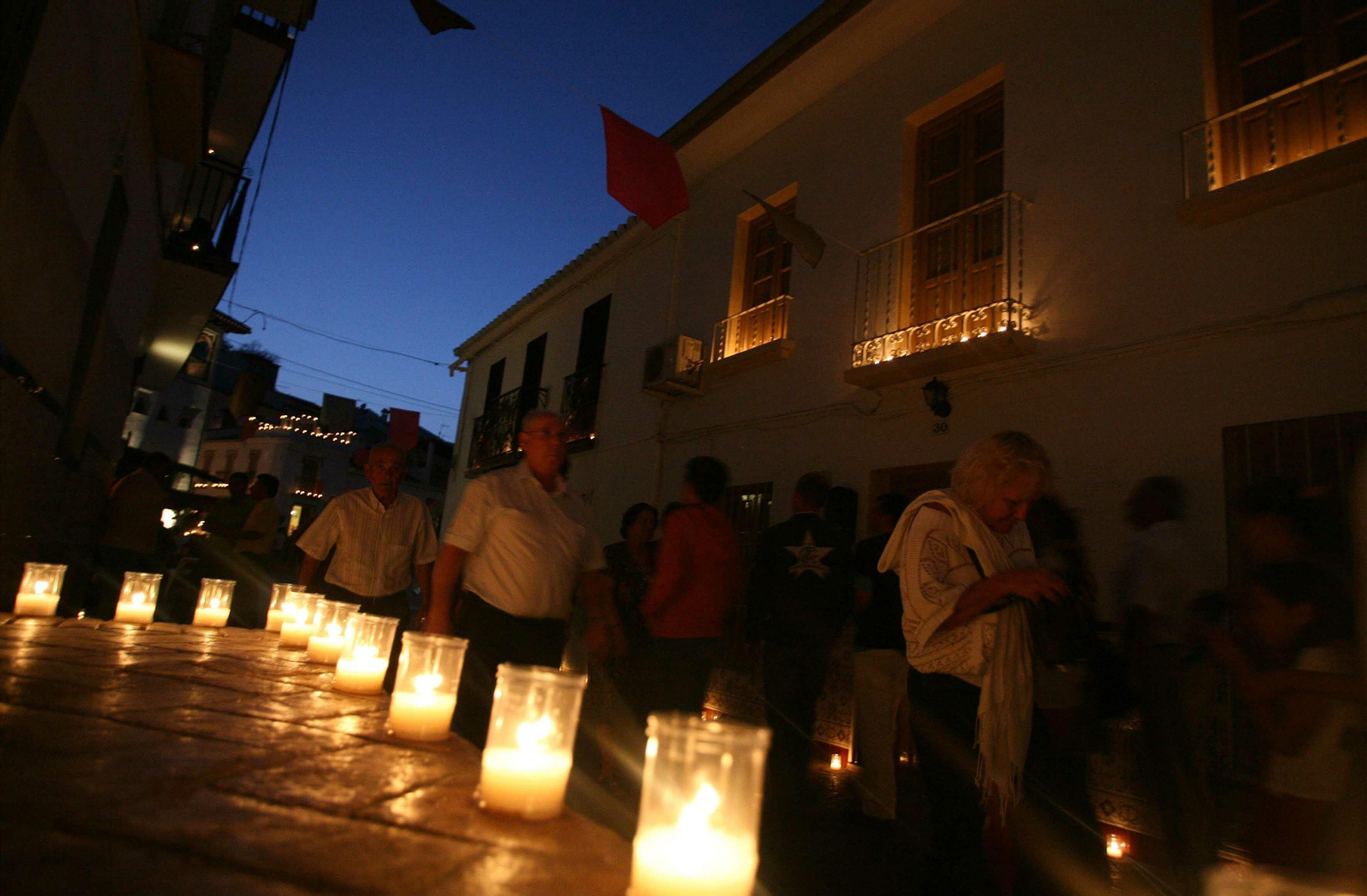 Las velas iluminan las calles de Guaro durante dos noches. Las velas iluminan las calles de Guaro durante dos noches.