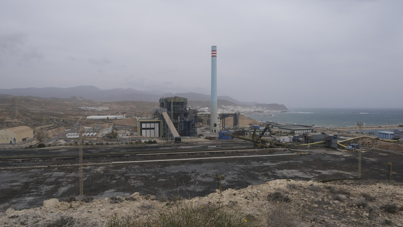 El derribo de la Torre Litoral de Endesa en Carboneras, en imágenes